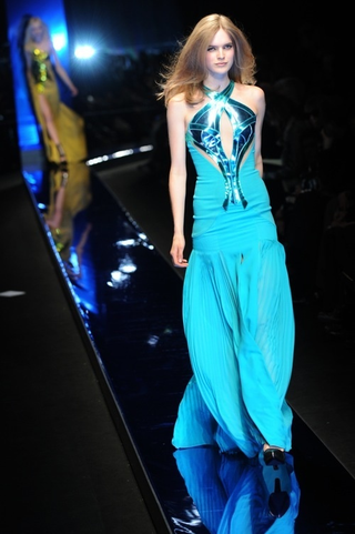 Illustration for article titled Versace Throws A Glam Rave